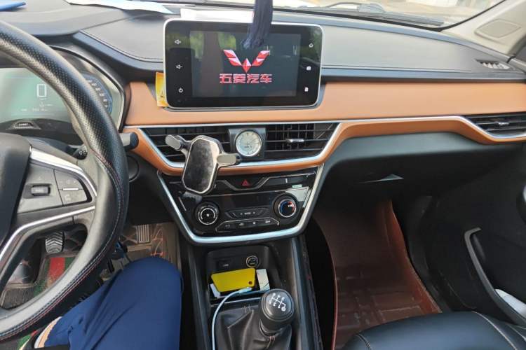 Used Wuling Hongguang S3 2018 1.5L Manual Luxury Model China V Standard Audio And AC Panel