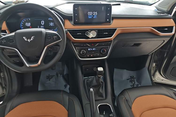 Used Wuling Hongguang S3 2018 1.5T Manual Luxury Model China V Standard Audio And AC Panel