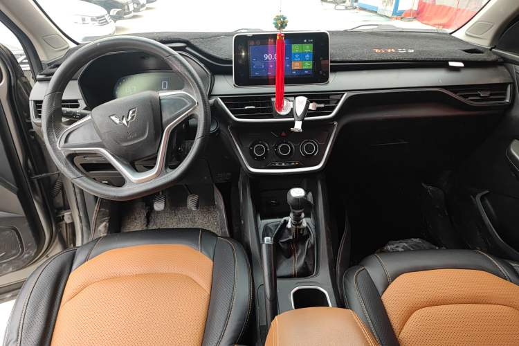 Used Wuling Hongguang S3 2018 1.5T Manual Comfort Model China V Standard Center Console
