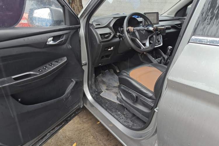 Used Wuling Hongguang S3 2018 1.5T Manual Comfort Model China V Standard Driver Seat