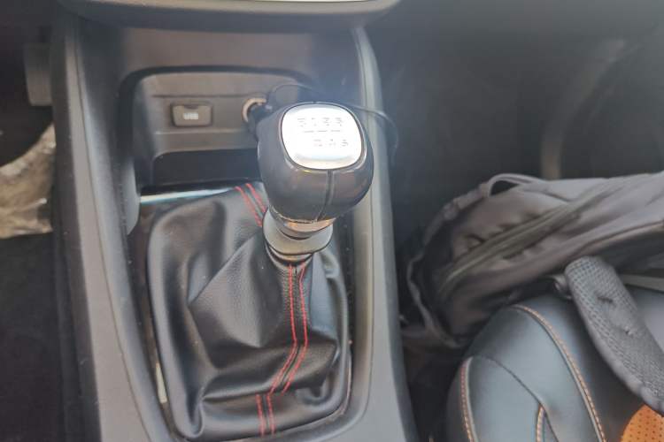 Used Wuling Hongguang S3 2018 1.5T Manual Luxury Model China V Standard Gear Lever