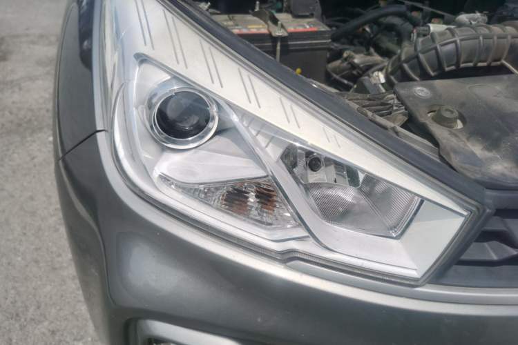Used Wuling Hongguang S3 2018 1.5L Manual Comfort Model China V Standard Right Front Headlight