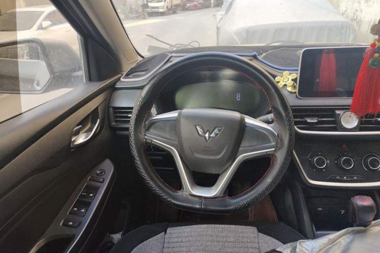 Used Wuling Hongguang S3 2018 1.5L Manual Comfort Model China V Standard Steering Wheel