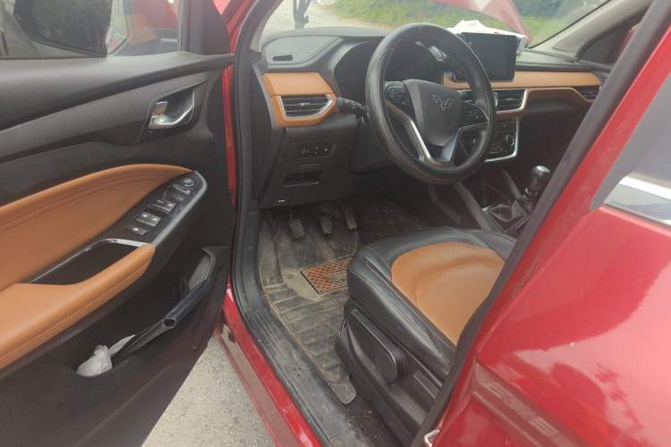 Used Wuling Hongguang S3 2018 1.5T Manual Luxury Model China V Standard Driver Seat