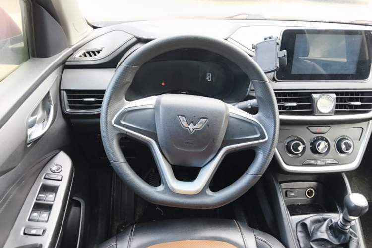 Used Wuling Hongguang S3 2018 1.5L Manual Comfort Model China V Standard Steering Wheel