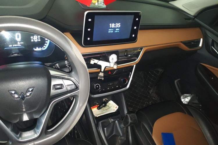 Used Wuling Hongguang S3 2018 1.5T Manual Luxury Model China V Standard Audio And AC Panel