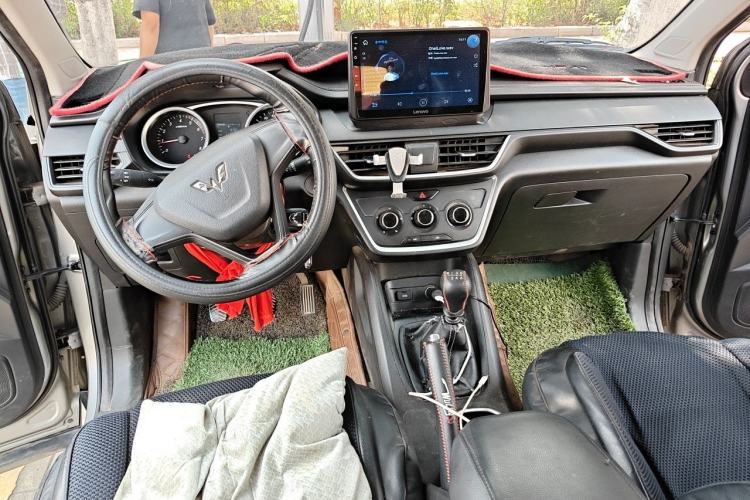 Used Wuling Hongguang S3 2018 1.5L Manual Standard Version China V Standard Center Console