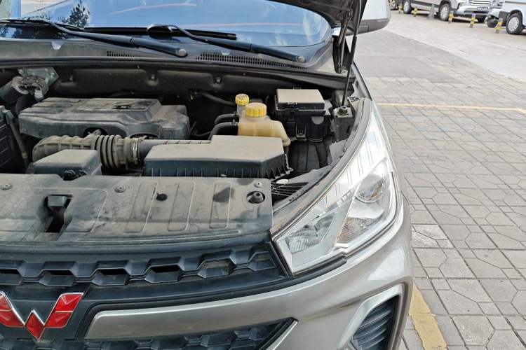 Used Wuling Hongguang S3 2018 1.5L Manual Standard Version China V Standard Engine Bay Left