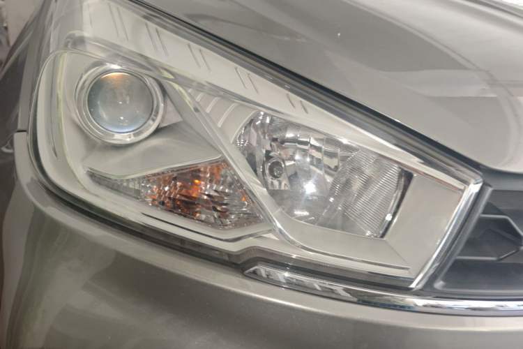 Used Wuling Hongguang S3 2018 1.5T Manual Luxury Model China V Standard Right Front Headlight