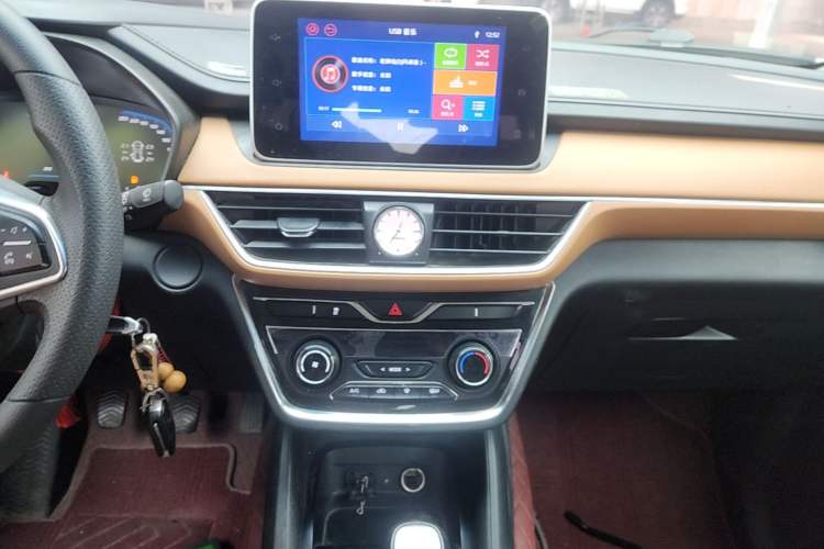 Used Wuling Hongguang S3 2018 1.5T Manual Luxury Model China V Standard Audio And AC Panel