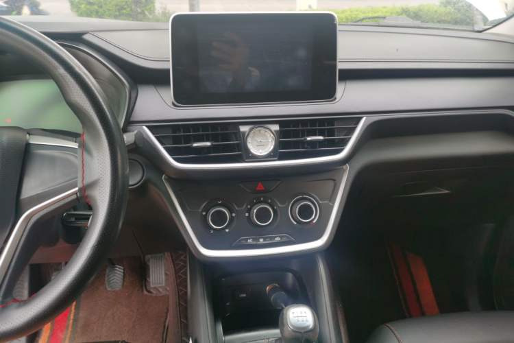 Used Wuling Hongguang S3 2018 1.5T Manual Comfort Model China V Standard Audio And AC Panel