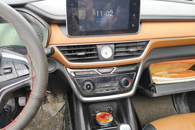 Used Wuling Hongguang S3 2018 1.5T Manual Luxury Model China V Standard Audio And AC Panel