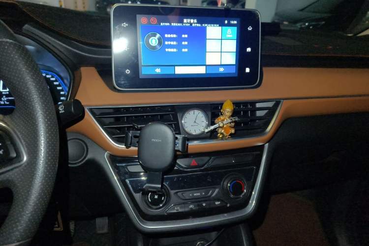 Used Wuling Hongguang S3 2018 1.5T Manual Luxury Model China V Standard Audio And AC Panel
