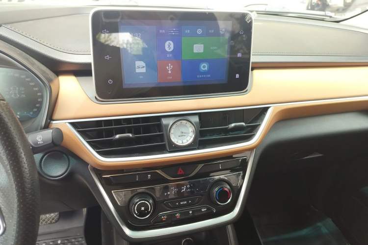 Used Wuling Hongguang S3 2018 1.5L Manual Luxury Model China V Standard Audio And AC Panel