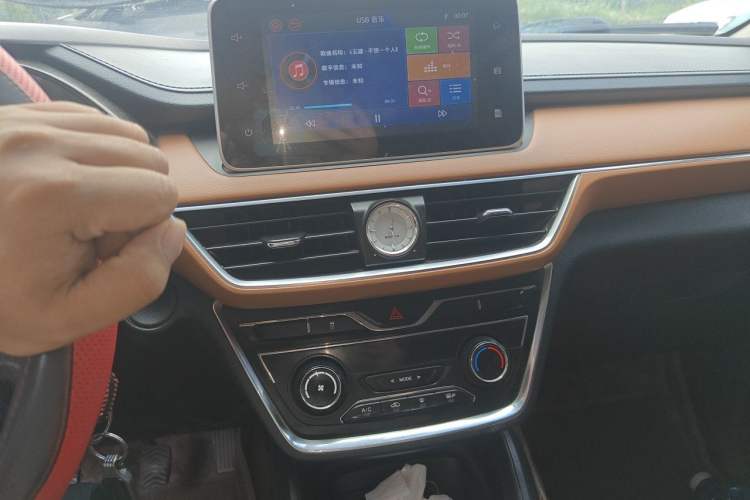 Used Wuling Hongguang S3 2018 1.5T Manual Luxury Model China V Standard Audio And AC Panel