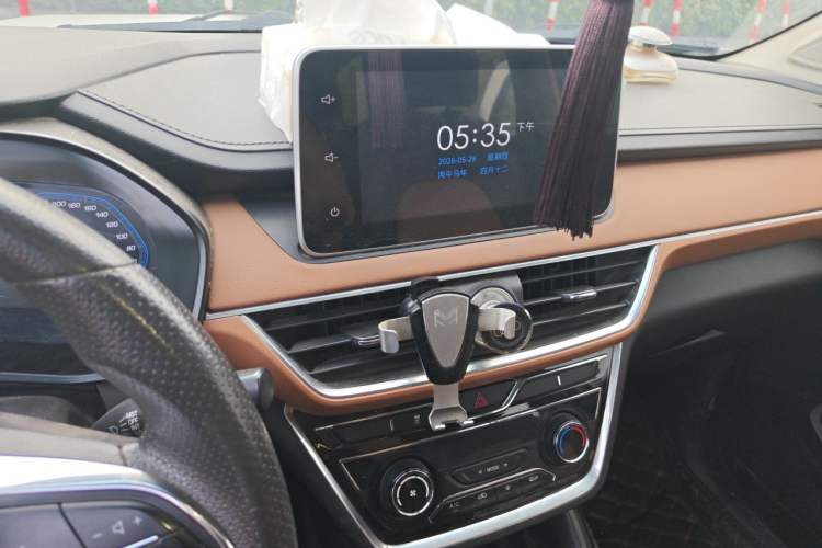 Used Wuling Hongguang S3 2018 1.5T Manual Luxury Model China V Standard Audio And AC Panel