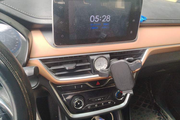 Used Wuling Hongguang S3 2018 1.5T Manual Luxury Model China V Standard Audio And AC Panel