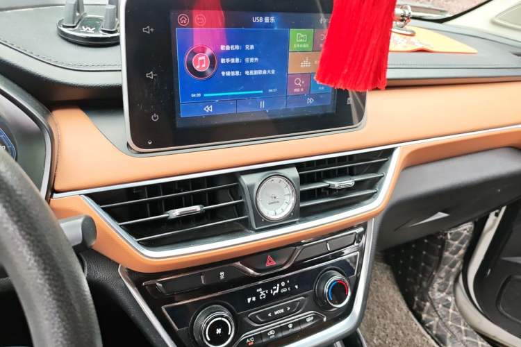 Used Wuling Hongguang S3 2018 1.5T Manual Luxury Model China V Standard Audio And AC Panel