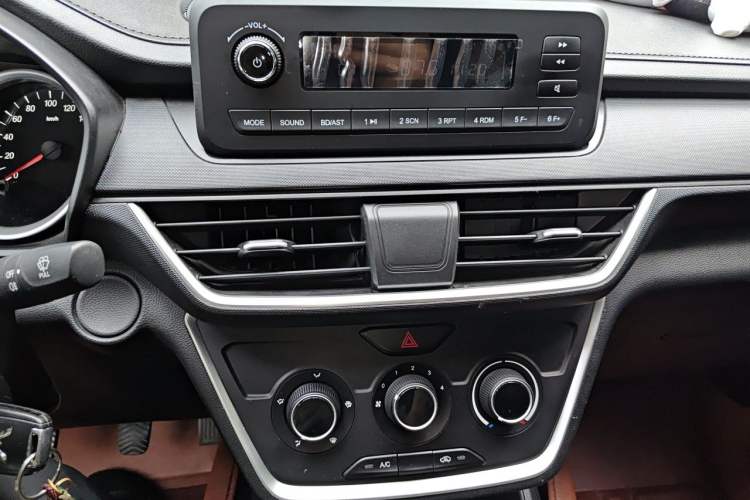 Used Wuling Hongguang S3 2018 1.5L Manual Standard Version China V Standard Audio And AC Panel