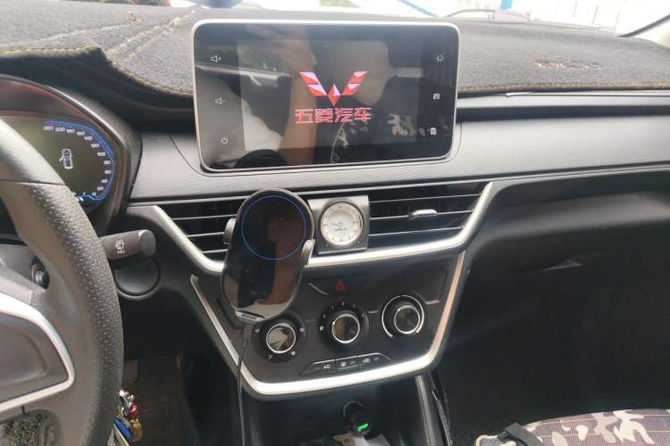 Used Wuling Hongguang S3 2018 1.5T Manual Comfort Model China V Standard Audio And AC Panel