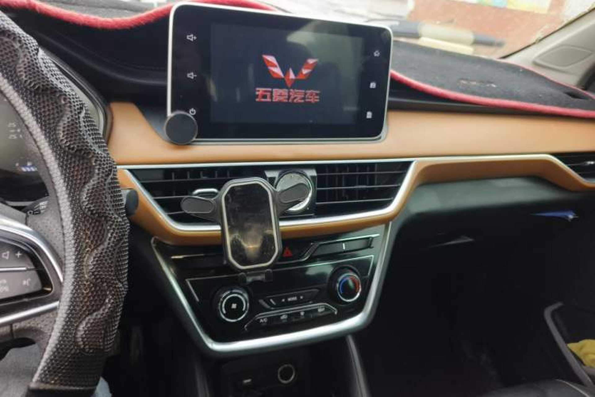 Used Wuling Hongguang S3 2018 1.5T Manual Luxury Model China V Standard Audio And AC Panel