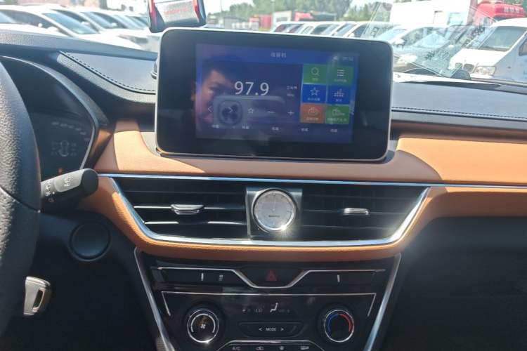 Used Wuling Hongguang S3 2018 1.5T Manual Luxury Model China V Standard Audio And AC Panel