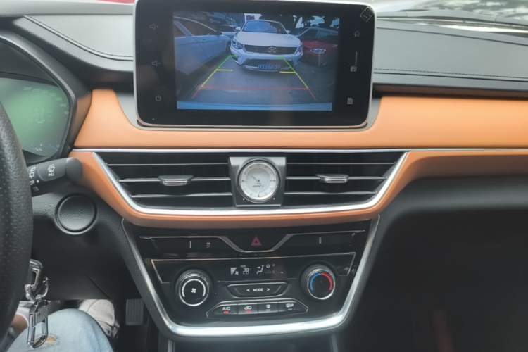 Used Wuling Hongguang S3 2018 1.5T Manual Luxury Model China V Standard Audio And AC Panel