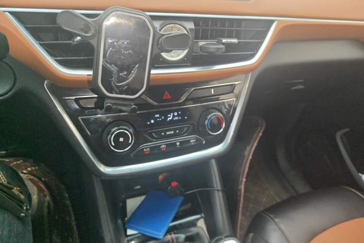 Used Wuling Hongguang S3 2018 1.5L Manual Luxury Model China V Standard Audio And AC Panel