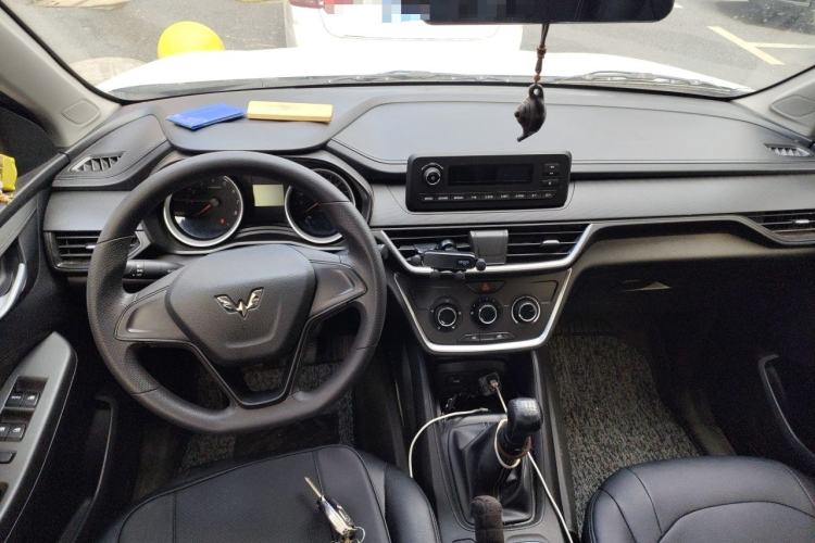 Used Wuling Hongguang S3 2018 1.5L Manual Standard Version China V Standard Center Console