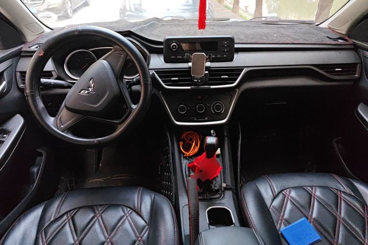 Used Wuling Hongguang S3 2018 1.5L Manual Standard Version China V Standard Center Console