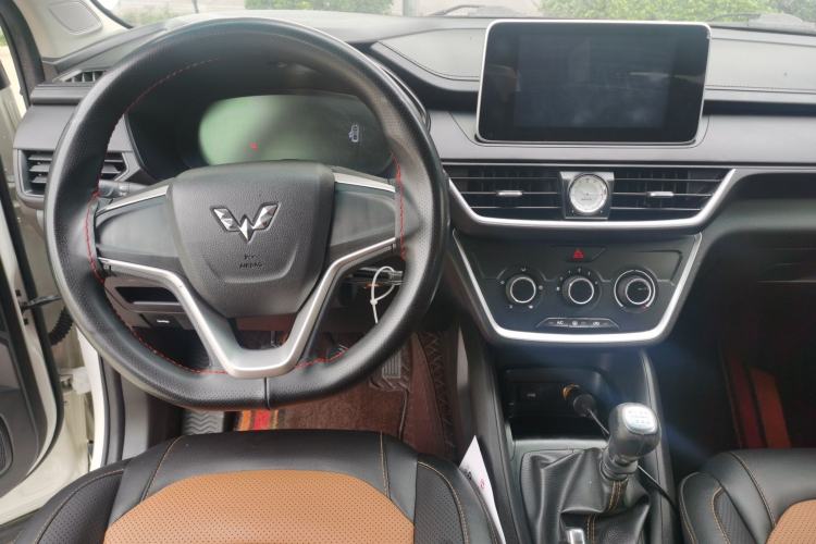 Used Wuling Hongguang S3 2018 1.5T Manual Comfort Model China V Standard Center Console