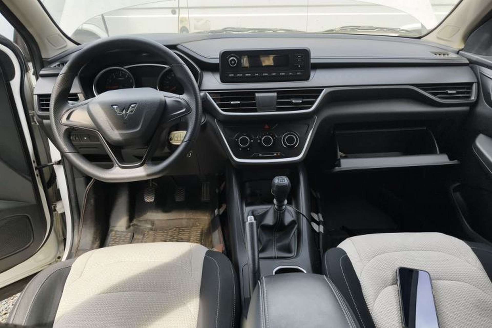 Used Wuling Hongguang S3 2018 1.5L Manual Standard Version China V Standard Center Console