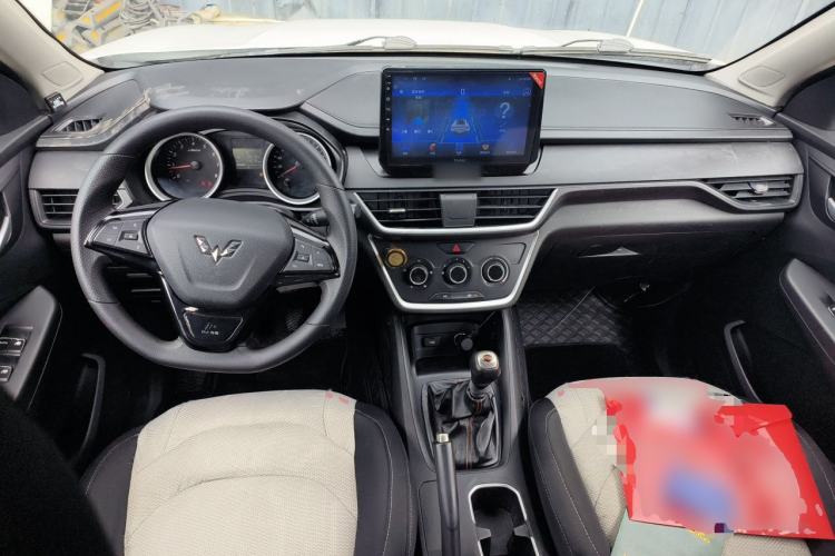Used Wuling Hongguang S3 2018 1.5L Manual Standard Version China V Standard Center Console