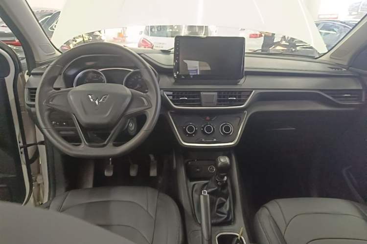 Used Wuling Hongguang S3 2018 1.5L Manual Standard Version China V Standard Center Console