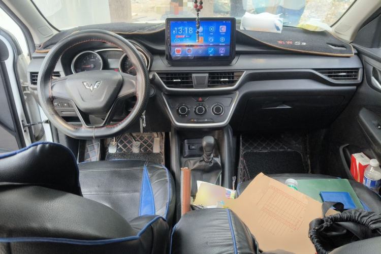 Used Wuling Hongguang S3 2018 1.5L Manual Standard Version China V Standard Center Console