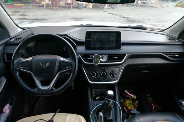 Used Wuling Hongguang S3 2018 1.5L Manual Standard Version China V Standard Center Console