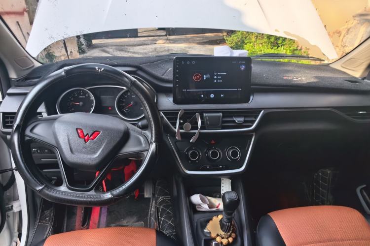 Used Wuling Hongguang S3 2018 1.5L Manual Standard Version China V Standard Center Console