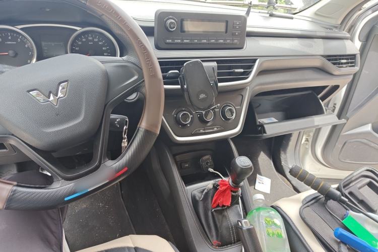 Used Wuling Hongguang S3 2018 1.5L Manual Standard Version China V Standard Center Console