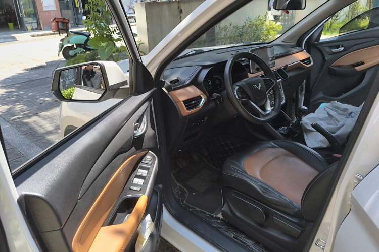 Used Wuling Hongguang S3 2018 1.5L Manual Luxury Model China V Standard Driver Seat