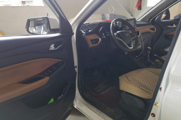 Used Wuling Hongguang S3 2018 1.5L Manual Luxury Model China V Standard Driver Seat