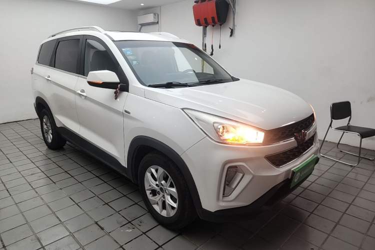 Used Wuling Hongguang S3 2018 1.5T Manual Luxury Model China V Standard Front Right 45 Deg
