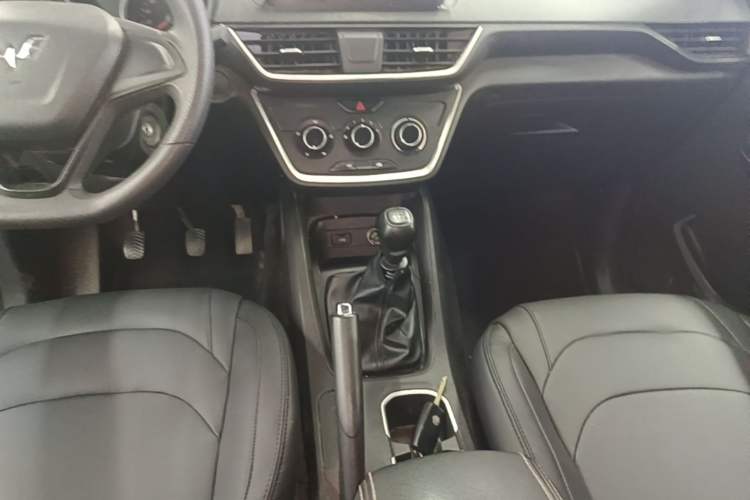 Used Wuling Hongguang S3 2018 1.5L Manual Standard Version China V Standard Gear Lever