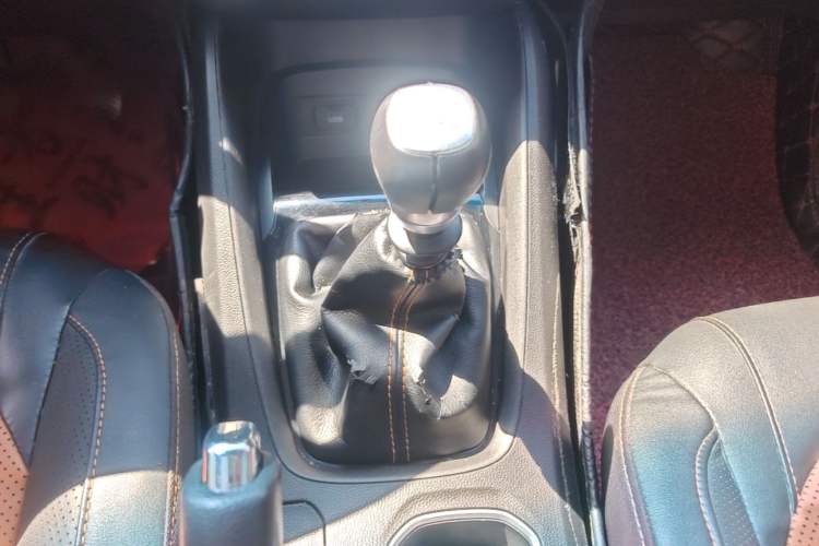 Used Wuling Hongguang S3 2018 1.5T Manual Luxury Model China V Standard Gear Lever