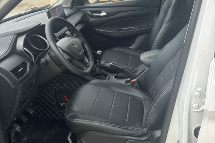 Used Wuling Hongguang S3 2018 1.5L Manual Standard Version China V Standard Interior 1