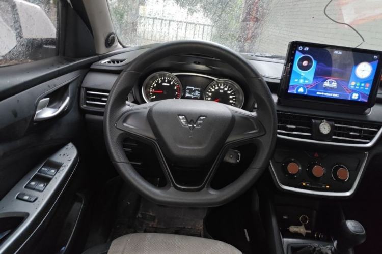 Used Wuling Hongguang S3 2018 1.5L Manual Standard Version China V Standard Interior 2