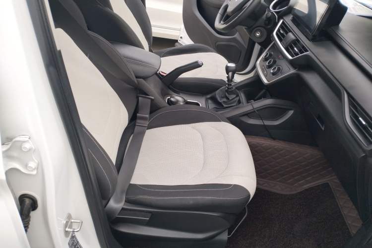 Used Wuling Hongguang S3 2018 1.5L Manual Standard Version China V Standard Interior 3