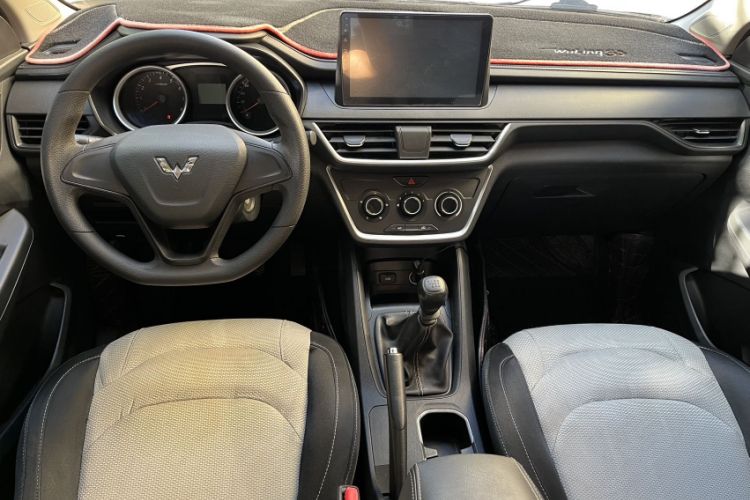 Used Wuling Hongguang S3 2018 1.5L Manual Standard Version China V Standard Interior 3