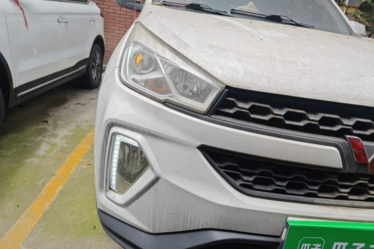Used Wuling Hongguang S3 2018 1.5L Manual Standard Version China V Standard Right Front Headlight