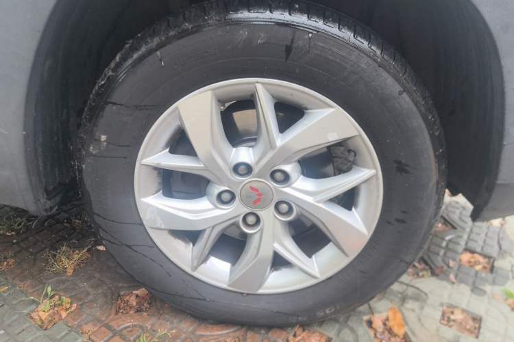 Used Wuling Hongguang S3 2018 1.5L Manual Standard Version China V Standard Right Front Wheel Hub