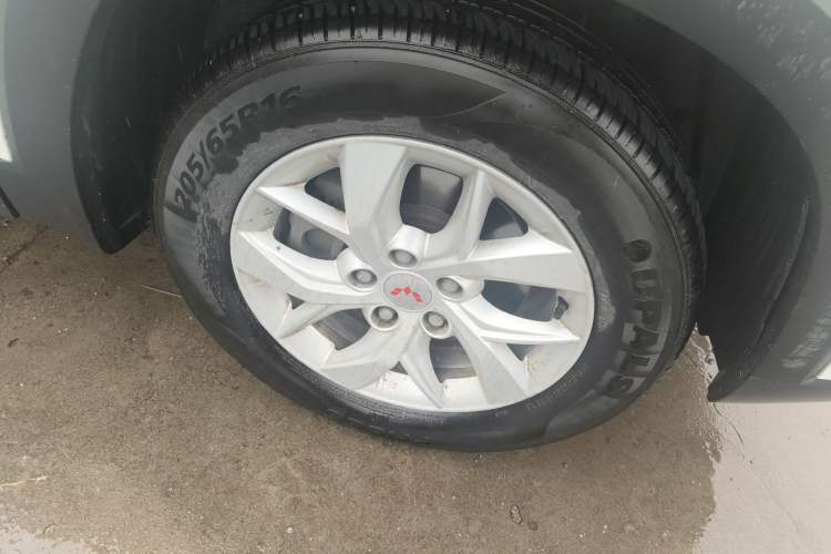 Used Wuling Hongguang S3 2018 1.5L Manual Comfort Model China V Standard Right Front Wheel Hub